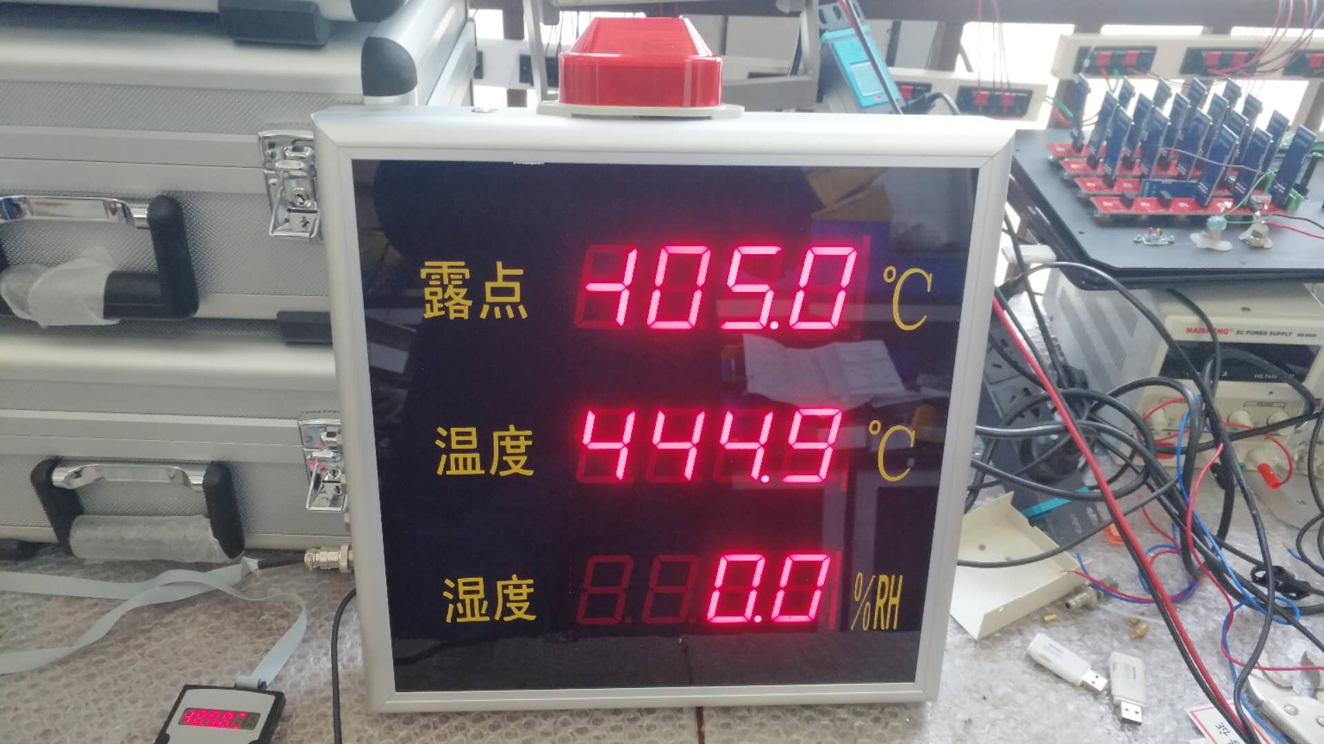 機(jī)房中溫濕度露點儀大屏HKT800的應(yīng)用